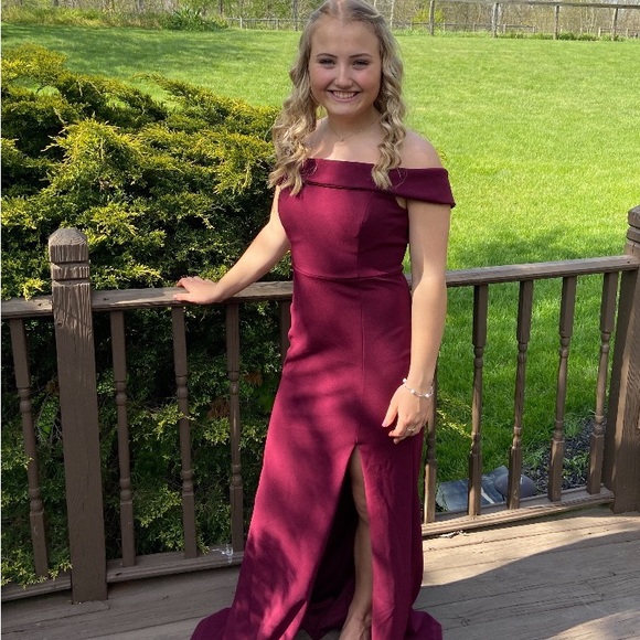 Lulus Dresses & Skirts - Beautiful Maroon Dress!! Only worn for pictures!!